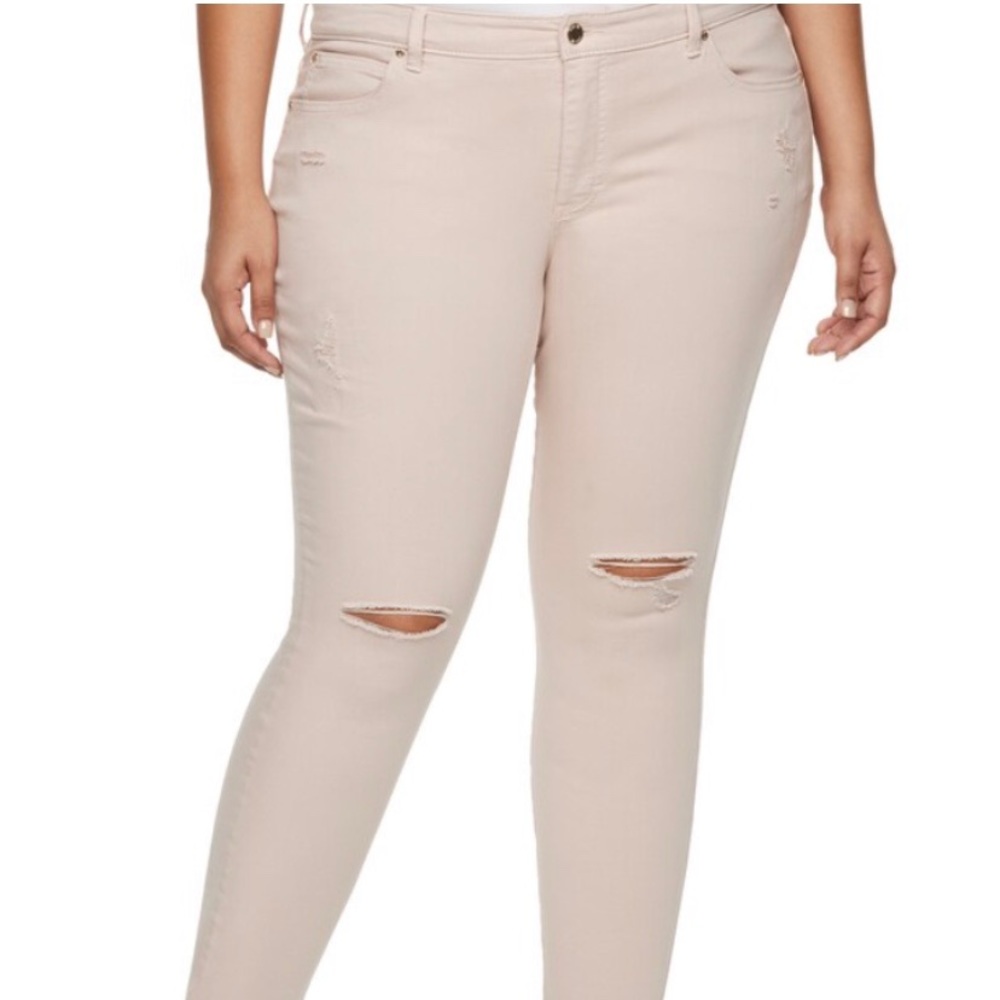 Jennifer Lopez skinny distressed jeans.